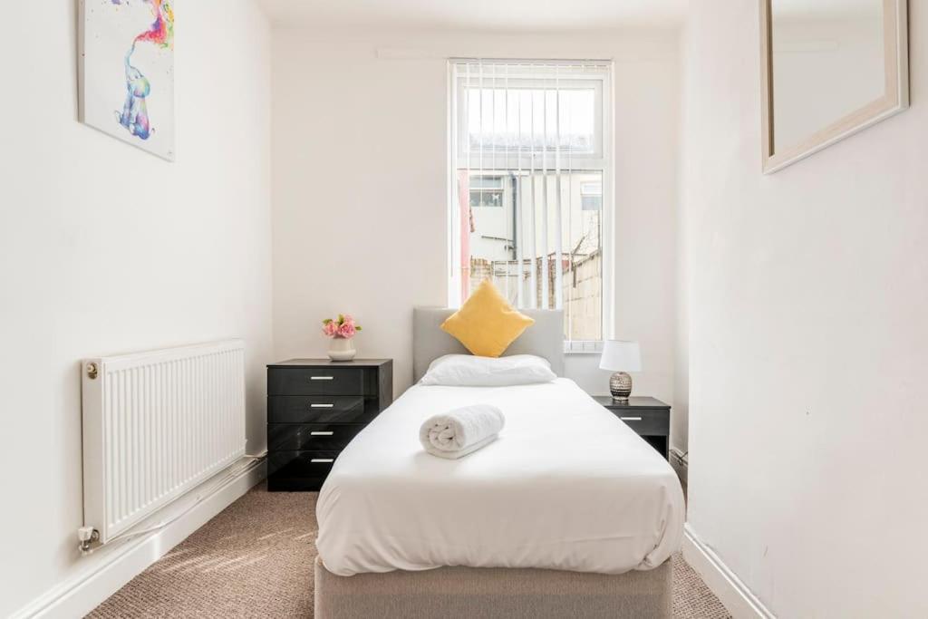 Near Anfield And Everton Fc With Free Parking *
