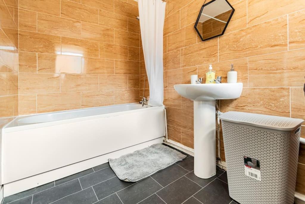 Near Anfield And Everton Fc With Free Parking Apartment