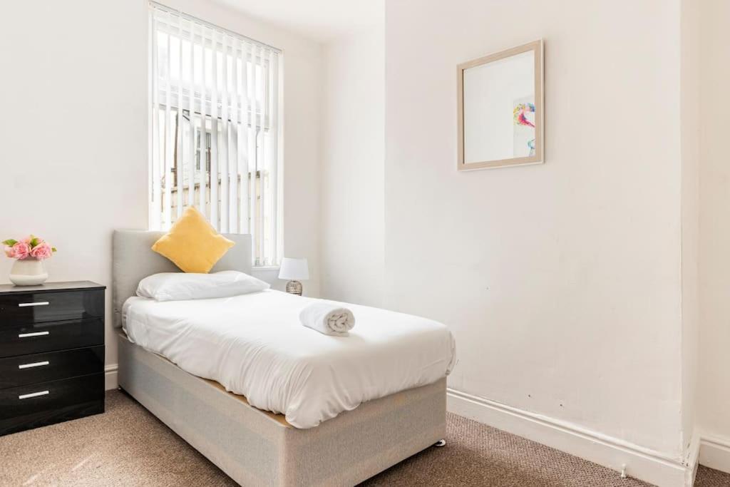 Near Anfield And Everton Fc With Free Parking Apartment